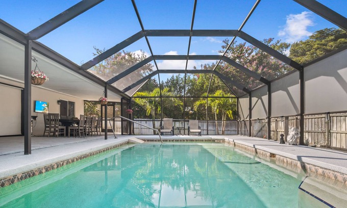 Palm River Estates Casa | 10 mins away from beach and Mercato/ The Heart of Naples