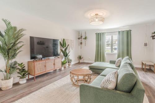 Vero Beach South Casa | 10 Mins to Beach - 2BR Private Pool + Spa + Grill