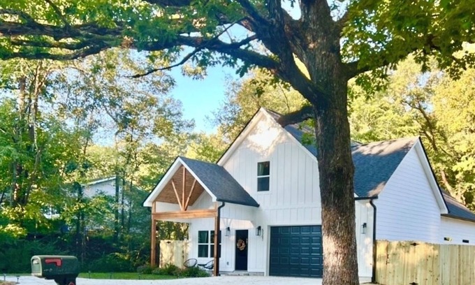 Lupton City Casa | 10 mins to Downtown Lux House, Hot Tub, Pet Friendly, Fenced Back Yard