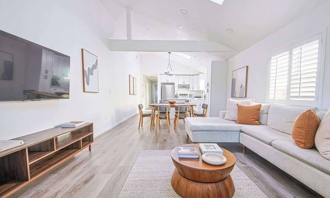 Clarkdale Casa | Charming 3B Home 10 mins to Venice Beach