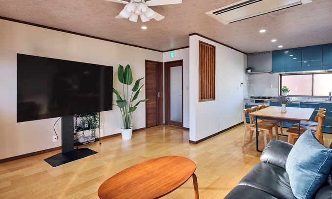 Takasaki Casa | 10-minute walk from Takasaki Station! Unlimited Netflix viewing on a 75-inch TV! 92 sq.m. 3LDK Stylish and luxurious home.