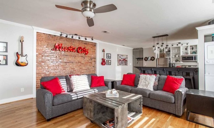 Downtown Nashville Condominio | 10 minute walk to bars! FREE parking - Spacious Downtown Condo