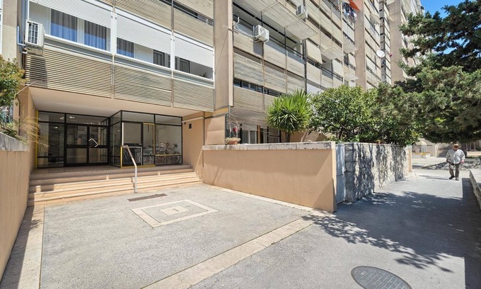 Znjan Apartamento | 10 minute walk to beautiful Žnjan beaches! Old town of Split 3 buss statins away