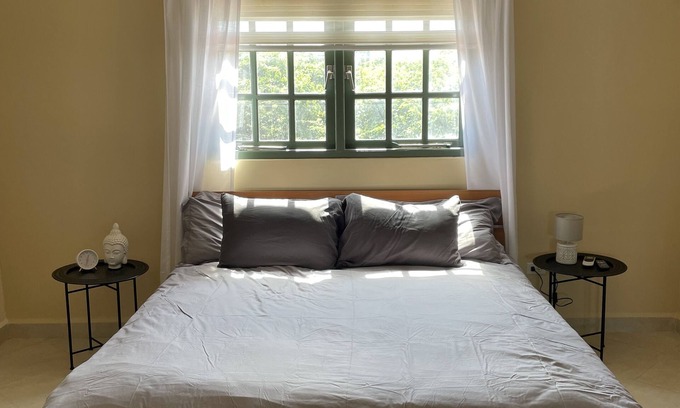 Washington Condominio | 10 minute walk to Palm Beach w/space for 4!