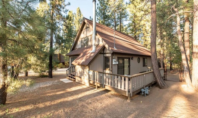 Summit Estates Casa | 10 Minute Walk to Snow Summit- Cozy Mountain Cabin