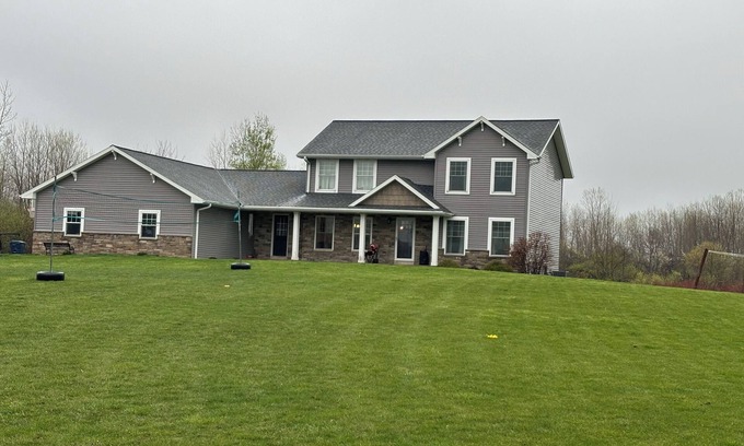 Oneida Casa | 10 minutes from Lambeau field! Sleeps 10. Cozi country living yet close to GB!