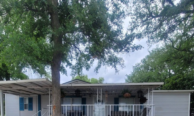 Azle Casa | 10 Minutes from Weatherford Lake, Wineries and Wedding Venue's