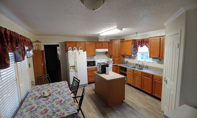 Cedar Lane Casa | 10 minutes to the beach! Cozy mobile home in the quiet country!