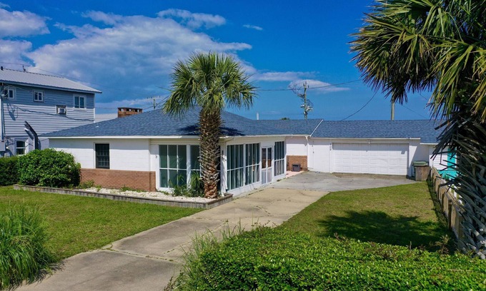 Kure Beach Cabaña | 10% Off Aug + Sept! Charming Beach Cottage, 1 Block to Beach, Kure Pier + Food, Dog Friendly
