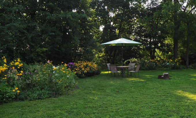 Barrie Apartamento | 10% Off Flash Sale! Luxury Garden Suite: Soaker Tub, Backyard & Off St Parking!