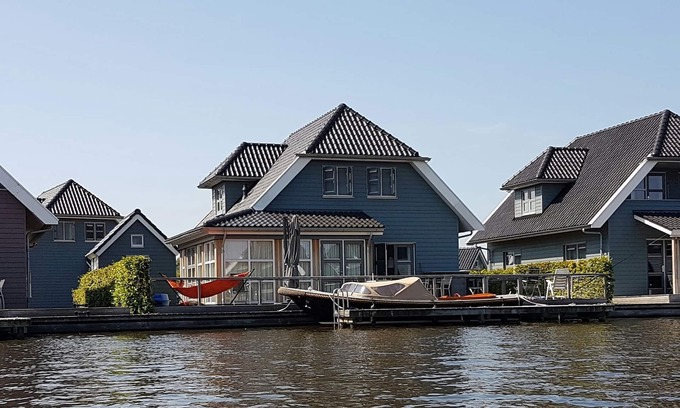 Offingawier Villa | 10 personas Villa de lujo con un muelle privado en el Sneekermeer.