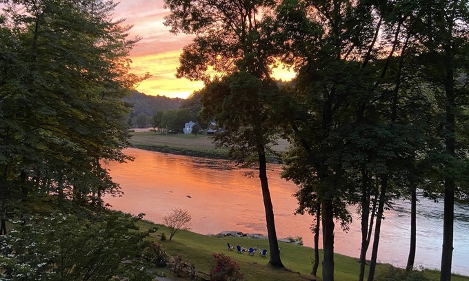 Sparta Casa | 10 Star River Front Retreat - Water Sports, Hiking, Campfires by the River