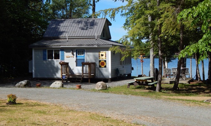 Newport Cabaña | 10 pasos y estás en el lago Sebasticook. Aquí es donde vas a desconectar