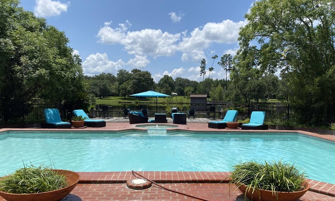 Plantersville Cabina | 100+ acre Guest Ranch - 3 guest house cabins! HUGE POOL, PRIVATE FISHING LAKE!