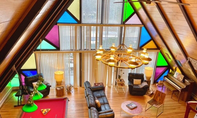 White Haven Chalet De Esquí | Gran chalet rústico moderno junto a la playa en 1 acre cerca de las estaciones de esquí y el parque acuático