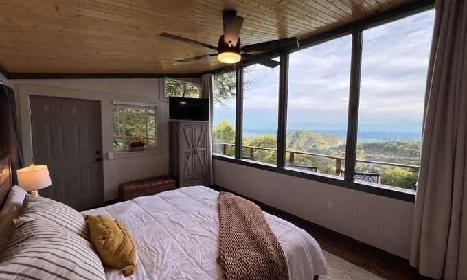 Apple Ridge Cabina | 100 mile views, 2½ mi. to BR, hot tub & Kids Loft