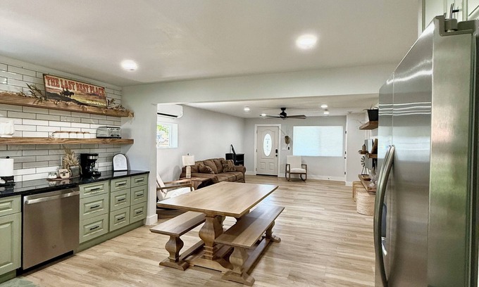 Manhattan Casa | 100 year old Montana Cottage!