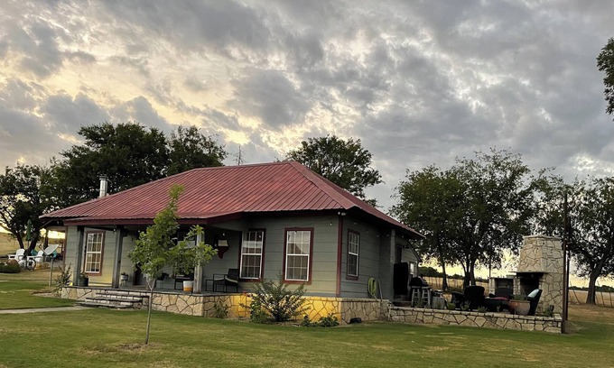 Weatherford Otro | 100 year old updated Farmhouse on Weatherford ranch