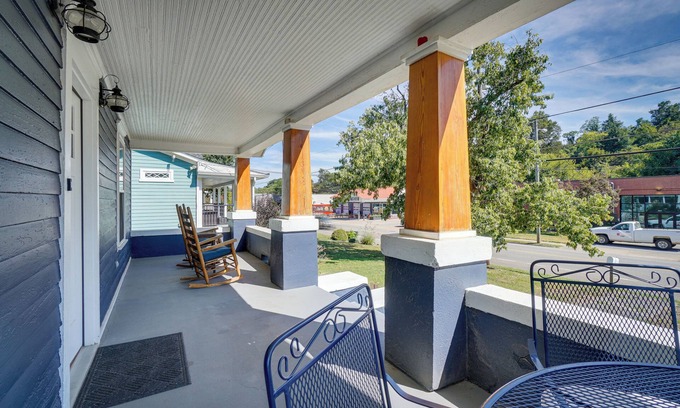 Knoxville Cabaña | '1001 Sevier Bungalow': 2 Mi to Neyland Stadium!