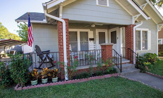 Mineola Casa | 100yr home with peaceful 1940s vibe and modern amenities in historic downtown.