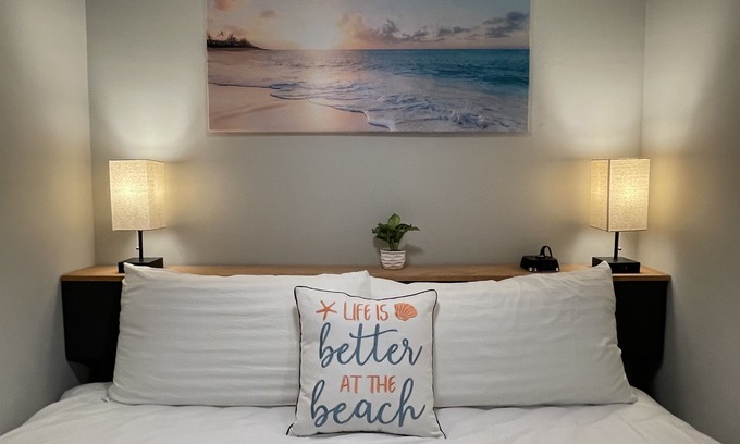 Isle of Palms Condominio | Bright & Beachy IOP 2nd Floor, magnífico baño actualizado, condominio sin mascotas
