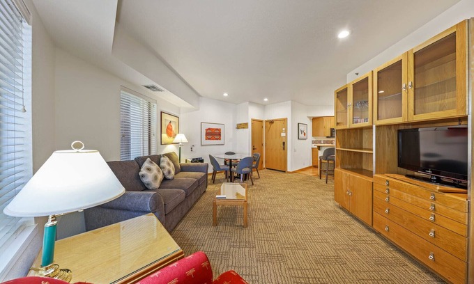 Olympic Valley Condominio | 101 | Relaxing 1BD Stay - A/C, Pool, Sauna, Tennis