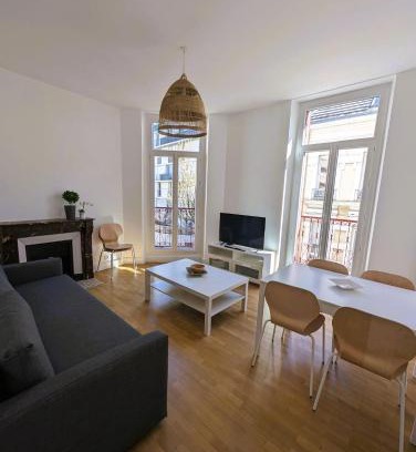 Quartier Chorier-Berriat Apartamento | 102 - Appart rénové avec grand salon et 1 chambre - Tram et Clinique Mutualiste à 1 min