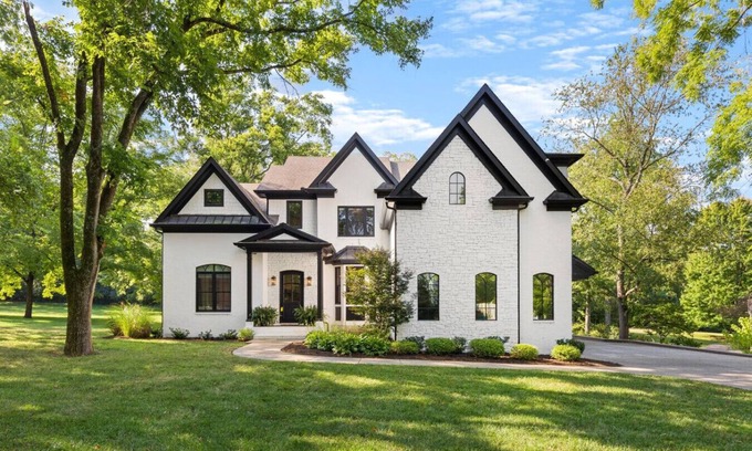 Nashville Apartamento | 1037 Battery Lane Nashville (Charissa) - Luxury Home in Green Hills with Garage and Fenced Yard