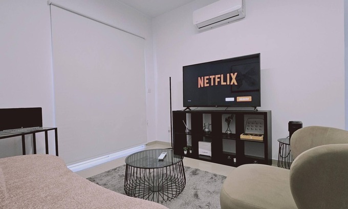 City Centre Apartamento | 104 NIC - 402 Stay Cosmo City Suite
