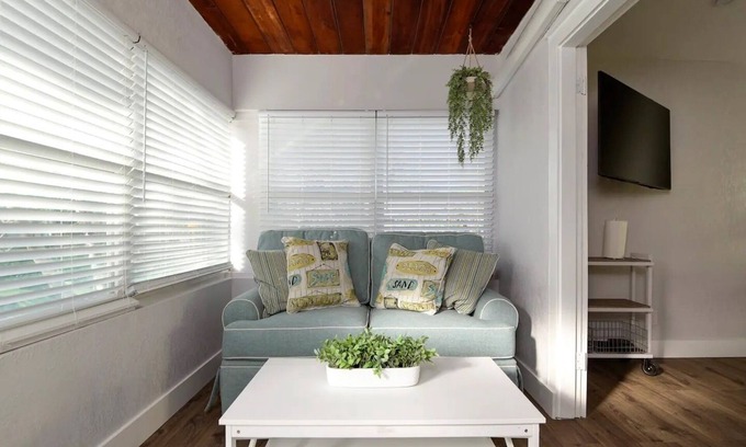 Old Southeast Casa | 105 B Home Sweet Home