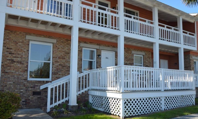 Isle of Palms Condominio | Beach Breeze en IOP, 2Br / 2Ba 1st Fl, Porche impresionante, Se admiten perros