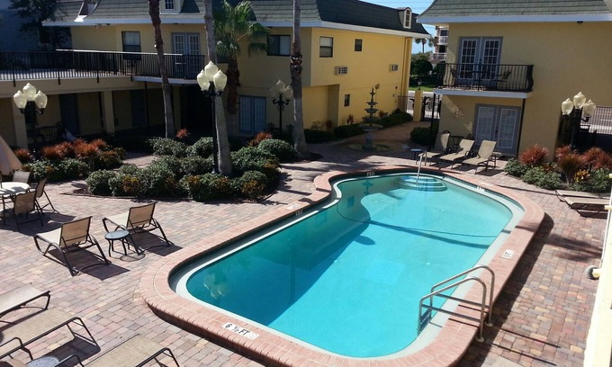 Redington Beach Condominio | Royal # 109-2min a pie de la playa, WiFi y todo lo que necesitas para divertirte.