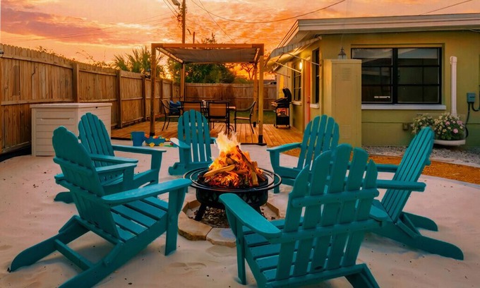 Clearwater Casa | Cozy Family Retreat – 10 Mins to Clearwater Beach!