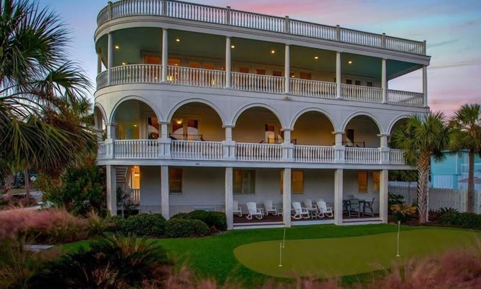 Charleston County Casa | 11 Bedroom, Pool, Hot Tub, Pool Table, Elevator, Putting Green - Sea Palace