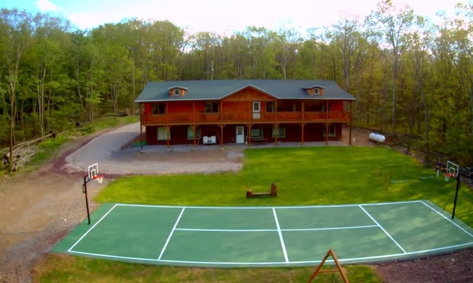 Ebervale Casa | 11 BR 8 BA BASKETBALL MOVIE THEATRE HOT TUB FIRE PIT ON 8 ACRES SLPS 30!