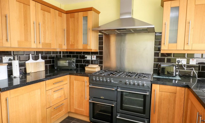 Bodffordd Casa | 11 BRO CELYN, pet friendly, country holiday cottage in Llangefni