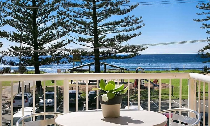 Mermaid Beach Apartamento | #11 Camden House - Sun, Surf, and Sand: A Beachfront Getaway