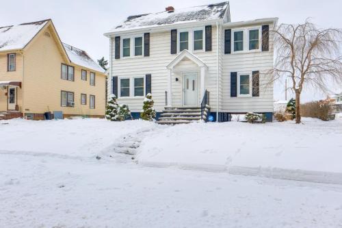 Garfield Heights Casa | 11 Mi to Dtwn Cleveland Family Home with Yard