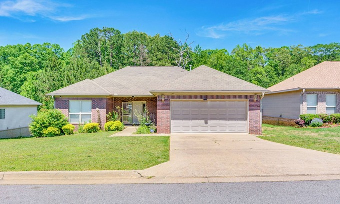 Little Rock Casa | 11 Mi to Dtwn Little Rock: Home w/ Large Deck!