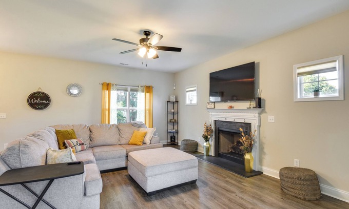Spring Lake Casa | 11 Mi to Fort Bragg: Family Home w/ Patio!