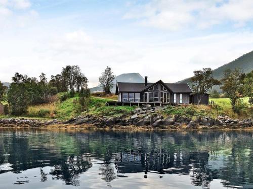 Flesnes Casa | 11 person holiday home in Gullesfjord