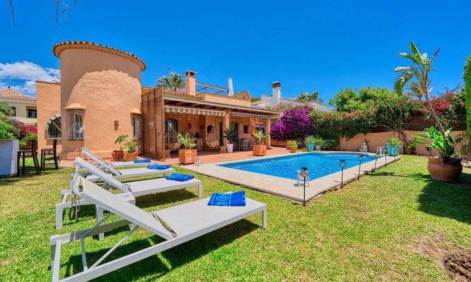 Marbella Chalet De Esquí | 1109 Encantadora Villa Familiar con Vistas Panorámicas al Mar