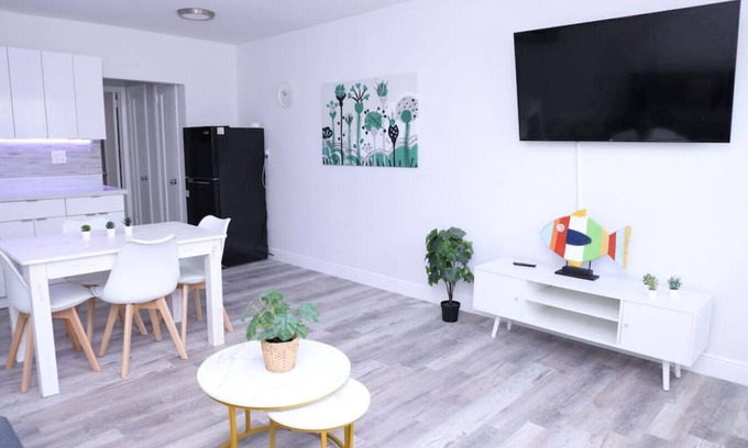 West Little Havana Apartamento | 1109 Douglas Rd · Lovely 1-bed apt with private patio & parking