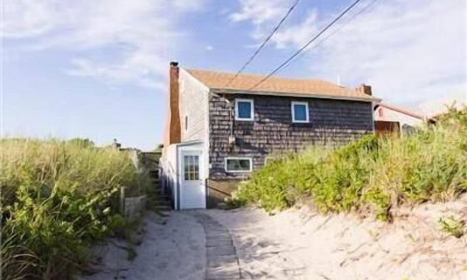 East Sandwich Cabaña | 111 North Shore Blvd SD389