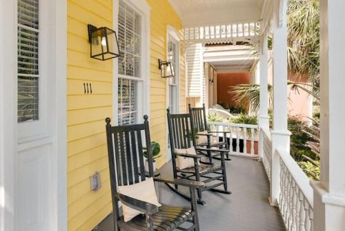 Historic Downtown Savannah Cama Y Desayuno | 111 Waldburg street Beautifully Renovated Historic 5 bedroom 5 bath