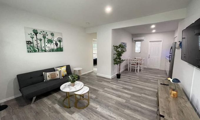 West Little Havana Apartamento | 1117 Apt 3 · 1bed/1bath apt w/ parking & patio great location !