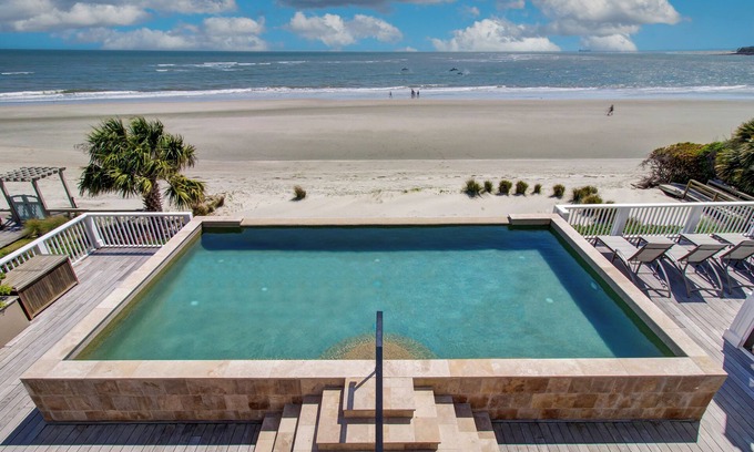 Isle of Palms Casa | Exquisito 7BR Oceanfront Estate! Piscina infinita privada, cocina al aire libre, cancha de voleibol, cancha de básquetbol completa más $ 250 de crédito para alquiler de equipo de playa