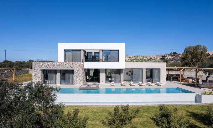 Akrotiri Villa | 115m2 pool, daily cleaning, sauna, near beaches!