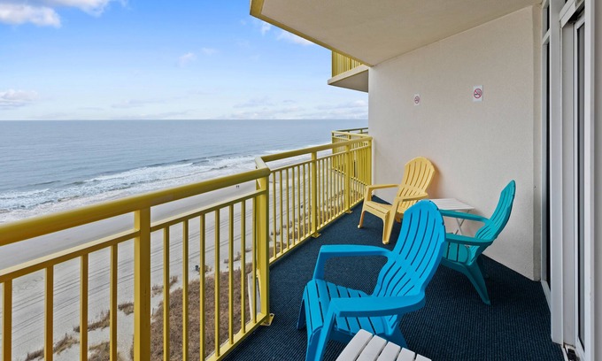 Crescent Beach Condominio | 11th-floor oceanfront condo with hot tub, pool, & central AC