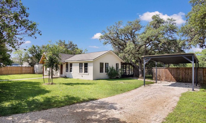 Bandera Casa | 11th Street River House | 3BR on Medina in Bandera
